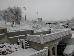 un pont recouvert de neige dans une cour dans l'établissement Cortijo Los Liñanes, à Grenade