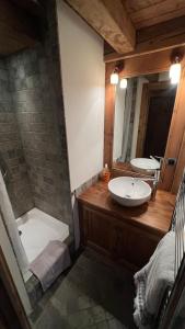 y baño con bañera, lavamanos y ducha. en l’escalade 3 en Courchevel