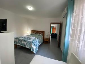 1 dormitorio con cama y espejo en Hotel DUCASSI SOL CARIBE en Punta Cana