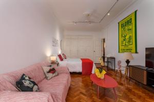 sala de estar con sofá y cama en Unhotel - Maravilhoso Apartamento Por Temporada em Copacabana, Perto da Praia, en Río de Janeiro