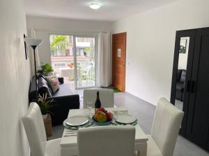 uma mesa de jantar e cadeiras numa sala de estar em Hotel DUCASSI SOL CARIBE em Punta Cana
