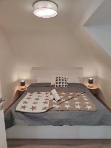 a bedroom with a bed and two night stands at Kleine Perle bei Hamburg in Reinbek