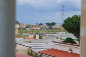 vista su una città con tetti di edifici di H11 Bilocale Arma-Taggia - 1A a Taggia