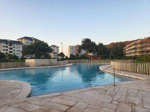 a large swimming pool in a city with buildings at Espléndido y cercano a linda playa in Papudo