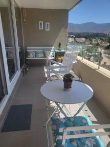 a balcony with a table and chairs on a balcony at Espléndido y cercano a linda playa in Papudo