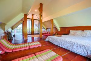 duży pokój z 2 łóżkami i krzesłami w obiekcie Villa Siam Lanna at Kantiang Bay w mieście Ko Lanta