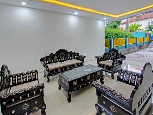 - un ensemble de meubles noirs dans une chambre dans l'établissement OYO 92001 Unram Guest House, à Tjakranegara
