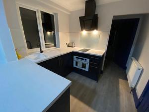 A kitchen or kitchenette at Harewood Lodge - Single and Double Rooms Self Serve Apartment