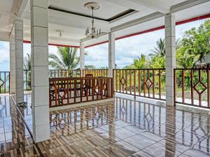 Habitación con balcón con vistas al océano. en OYO Life 92021 Dua Putra Homestay Klayar, en Watukarung