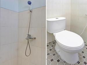 een badkamer met een toilet en een douche bij OYO Life 92021 Dua Putra Homestay Klayar in Watukarung