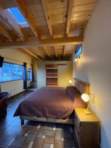 1 dormitorio con 1 cama con techo de madera en Ma Petite Maison, en Tepoztlán