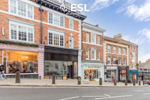 eine Gruppe von Gebäuden auf einer Stadtstraße in der Unterkunft Studio 3, Top Floor Town Centre Apartment in Shrewsbury