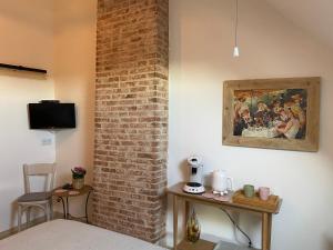 una habitación con una pintura en la pared y una mesa en Chambres d'Hôtes Maison Balady, en Bellenaves