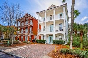un grand bâtiment avec des palmiers devant lui dans l'établissement Changes in Latitude VCB, à Destin