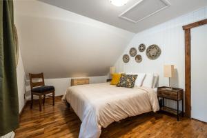 Llit o llits en una habitació de Chalet du Sous-Bois By My Tremblant Location