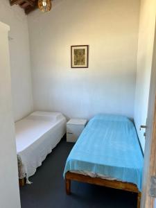 Zimmer mit 2 Betten in einem Zimmer in der Unterkunft Chalé em Pousada Recanto MD in Itaboraí