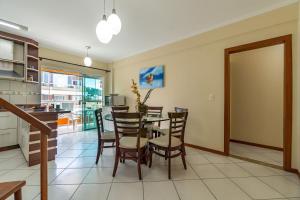 a kitchen and dining room with a table and chairs at Espaçosa Cobertura Duplex com Piscina Privativa in Bombas +30 photos