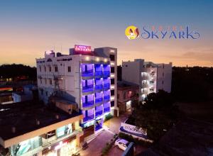 un edificio con luces púrpuras en el lateral. en Hotel Skyark, en Kanyakumari