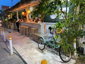 una bicicleta estacionada frente a un restaurante en Hotel DUCASSI SOL CARIBE en Punta Cana