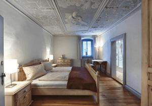una camera con letto e soffitto a cassettoni di Gasthof zum Schwan a Sommerach