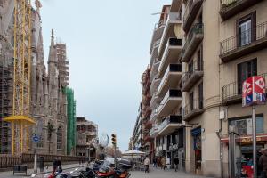 uma rua da cidade com edifícios e uma igreja em Suites4days Provenza Apartment em Barcelona