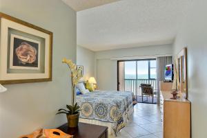 - une chambre avec un lit et une vue sur l'océan dans l'établissement Villa Madeira 307 - Premier, à St. Pete Beach