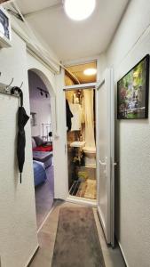 einen Flur mit offener Tür zu einem Bad in der Unterkunft Hana’s Apartment in Pristina
