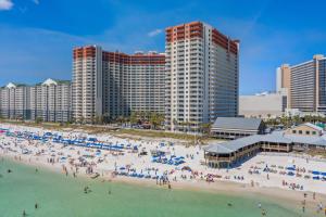 パナマ・シティ・ビーチにあるShores of Panama Resort, Direct Beachfront, 1 BR plus Bunks! by Dolce Vita Getaways PCBの海岸の人々