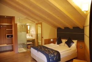 1 dormitorio con 1 cama grande en una habitación en Hotel Bondi, en Livigno