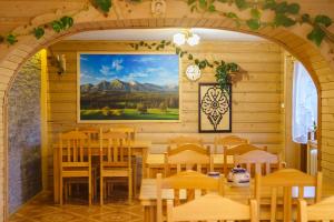 een eetkamer met een tafel en stoelen bij Leśna Ostoya in Białka Tatrzanska