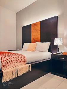 a bedroom with a large bed with a large headboard at Suite Familiar en Puerto Ayora in Puerto Ayora