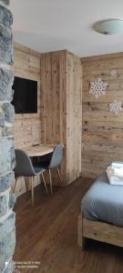 TV a/nebo společenská místnost v ubytování Atelier della Montagna