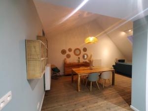 a kitchen and dining room with a table and chairs at Le Kiosque in Ciney