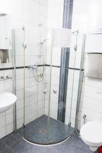 un bagno con doccia, lavandino e WC di AJO Apartments - Alte Donau Waterfront - Self-Check-in a Vienna