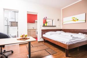 Schlafzimmer mit einem Bett, einem Schreibtisch und einem Tisch in der Unterkunft AJO Vienna Beach - Contactless Check-in in Wien