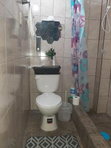 uma casa de banho com um WC e um chuveiro em Nirvana Hermosa habitación individual e independiente em Guatemala