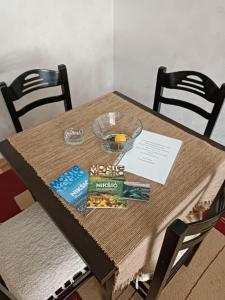 einen Tisch mit einem Tischtuch drauf mit einer Schüssel Essen in der Unterkunft Apartment Bohemian Dream in Nikšić