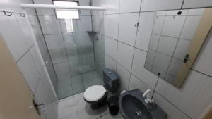 Un baño de ZZZ BRUNO KLEMTZ - Residencial Recanto dos Pássaros Estúdio até 4 pessoas com ar Split wifi coz vaga