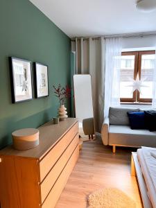 Luxury Apartments Panorama في دونوفالي: غرفة معيشة مع أريكة وطاولة
