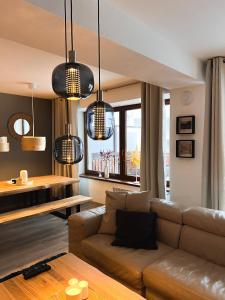 Luxury Apartments Panorama في دونوفالي: غرفة معيشة مع أريكة وطاولة