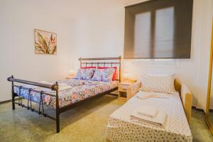 1 dormitorio con 1 cama, 1 silla y 1 ventana en Green Apartment ground floor feel like home properties, en Saronida