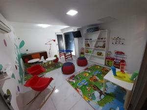 Habitación infantil con mesa y sillas en Bellagio Tower, en Punta del Este