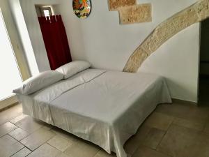 A bed or beds in a room at Il sottano alla strada Polignano a mare