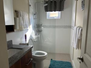 Ένα μπάνιο στο Seamist villa @Oceanpointe Lucea comfy 2BR w/pool gym & parking