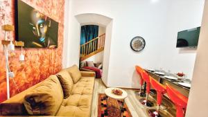 uma sala de estar com um sofá e uma mesa em Royal mansion in Unirii Square em Cluj-Napoca