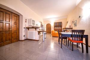 a kitchen and living room with a table and chairs at L'Olea casa vacanze in Campobasso