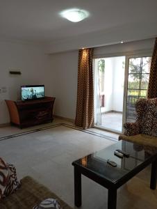 sala de estar con sofá y TV en Happy day en Sharm El Sheikh