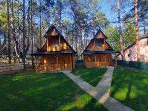 a small cabin in the middle of a yard at Brvnare Borove iglice in Vinci