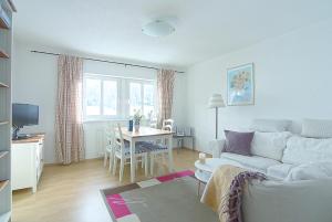 uma sala de estar com um sofá branco e uma mesa em Haus Donnerberg Rehefeld em Kurort Altenberg