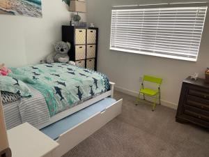 sypialnia z łóżkiem z pluszowym misiem w obiekcie Beautiful Bright & Sparkling 2Bed 1Bath Beach Retreat - Unit 212 w mieście Cocoa Beach